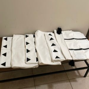 7 pc pillow case set.
